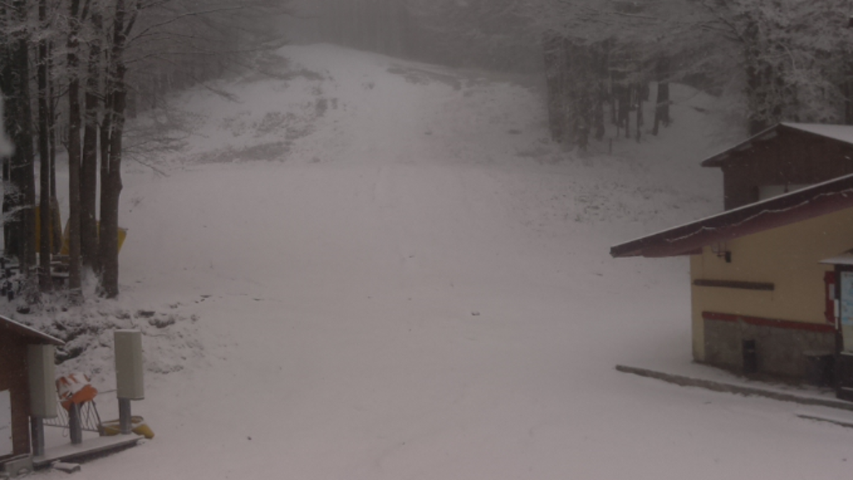 Pazza primavera, a Campigna torna la neve: termometri a -3°