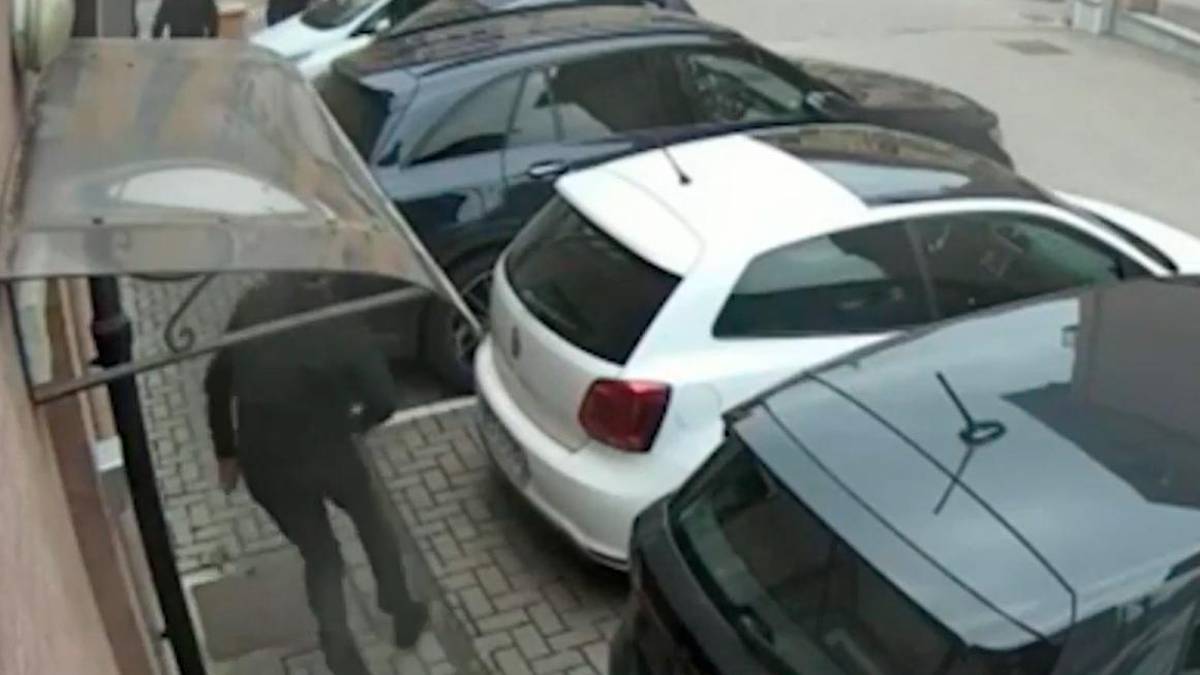 Roggero mentre esce dall’oreficeria per andare a sparare contro i rapinatori