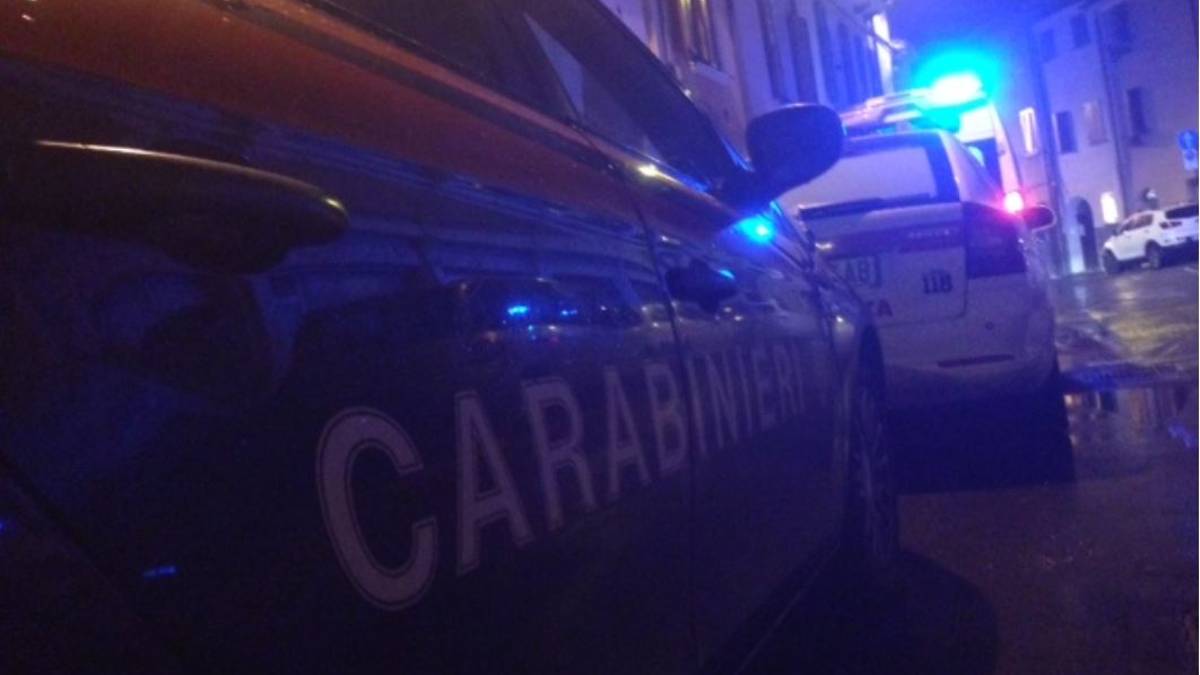 Cesenatico, nudo spacca tutto e si ferisce: bloccato e ricoverato