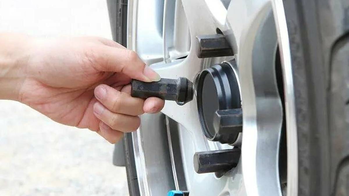 Verucchio, bulloni svitati dalle ruote delle auto: Così si rischia la vita