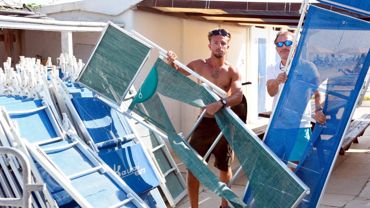 I titolari dello stabilimento con i lettini tagliati