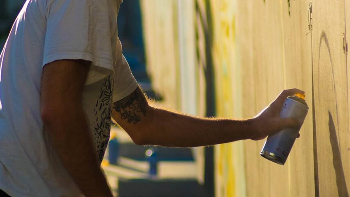 Ravenna, offesa ragazza con scritte sui muri. Si indaga su due persone