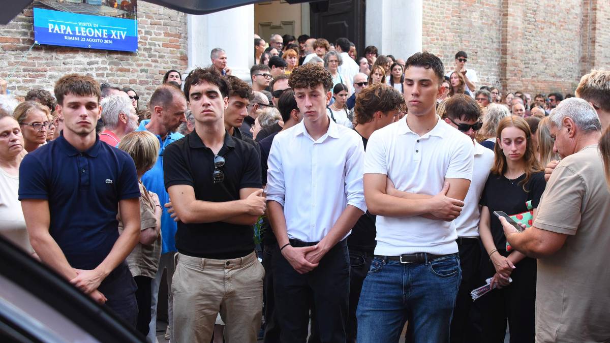 Rimini, l’addio a Tommaso Ugolini: la commozione e il silenzio di centinaia di persone
