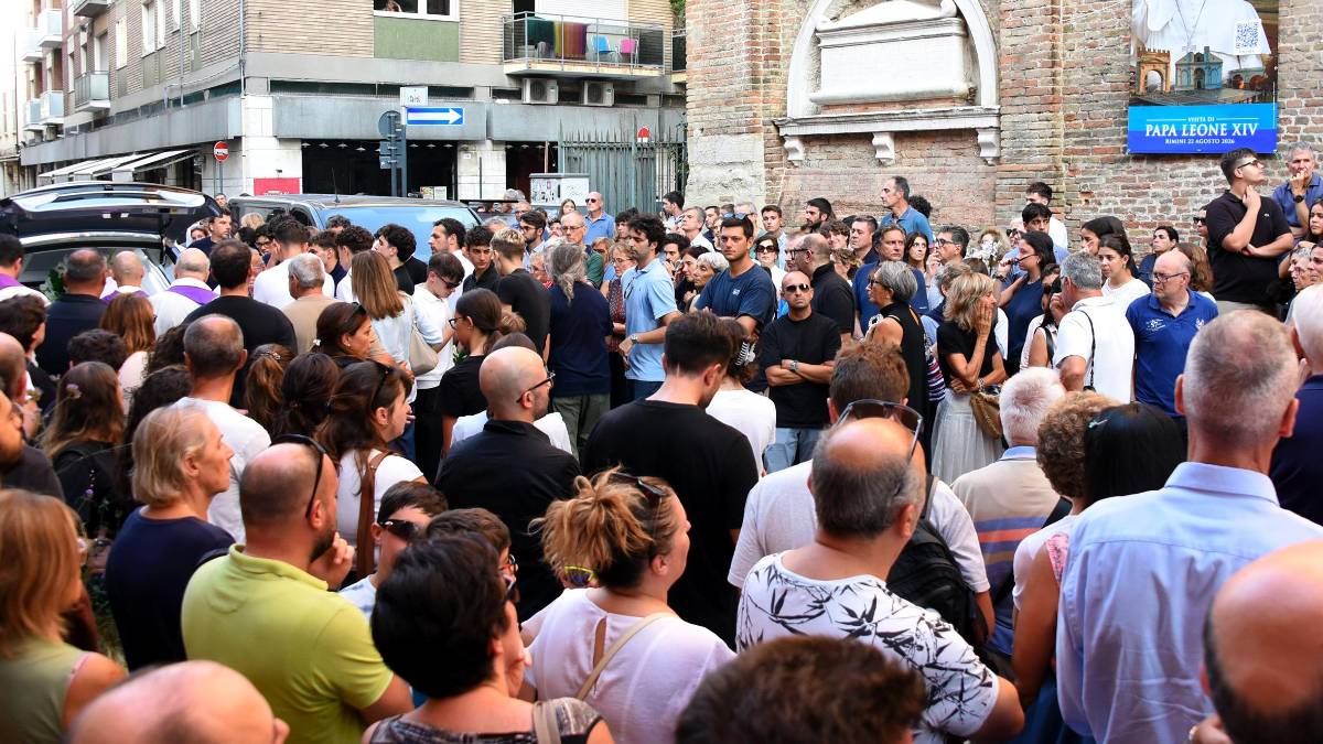 Rimini, l’addio a Tommaso Ugolini: la commozione e il silenzio di centinaia di persone