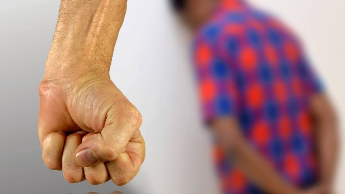Rimini, geloso della moglie sospetta dell'amante gay e lo prende a botte