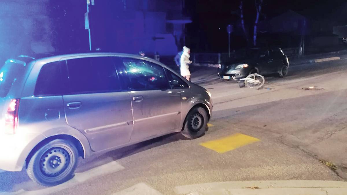 Una tredicenne in bicicletta investita da auto sulle strisce pedonali