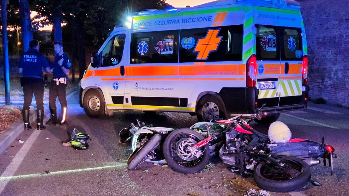 Rimini. Violento frontale in centro tra uno scooter e un motard: due feriti