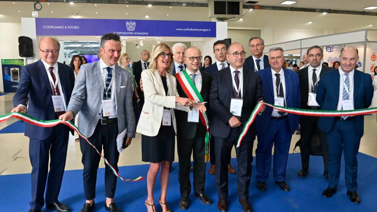 Confindustria: Avanti con rigassificatore ed eolico in Romagna