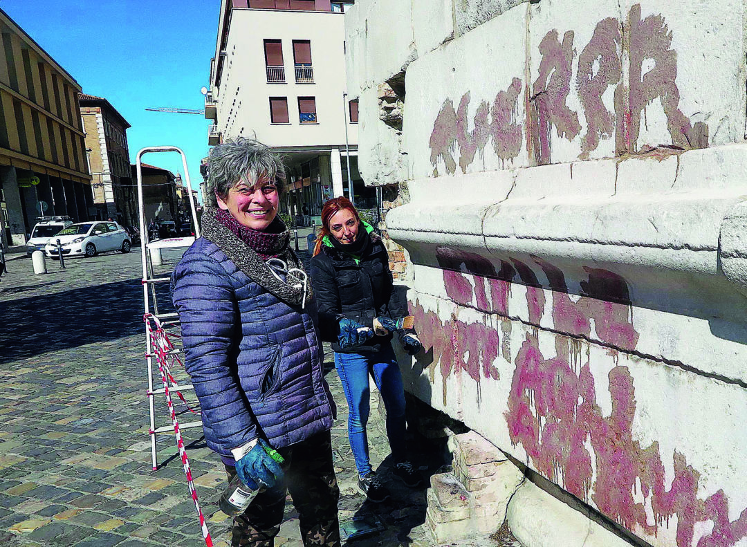 Le restauratrici all'opera per ripulire l'Arco d'Augusto