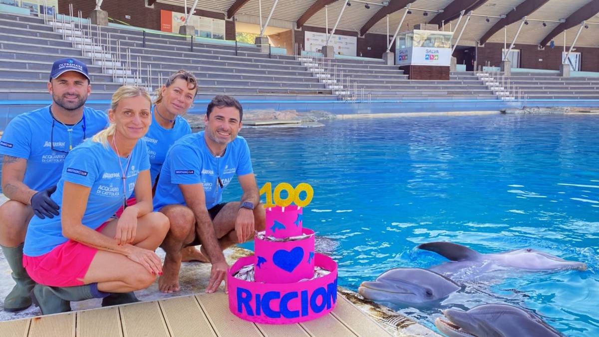 I 100 anni di Riccione e il tanti auguri a te cantato dai delfini VIDEO