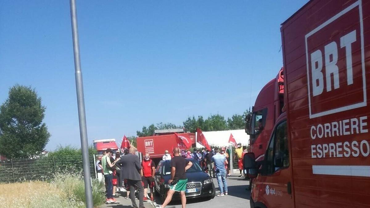 Sciopero con blocco dei mezzi alla Brt di Gatteo