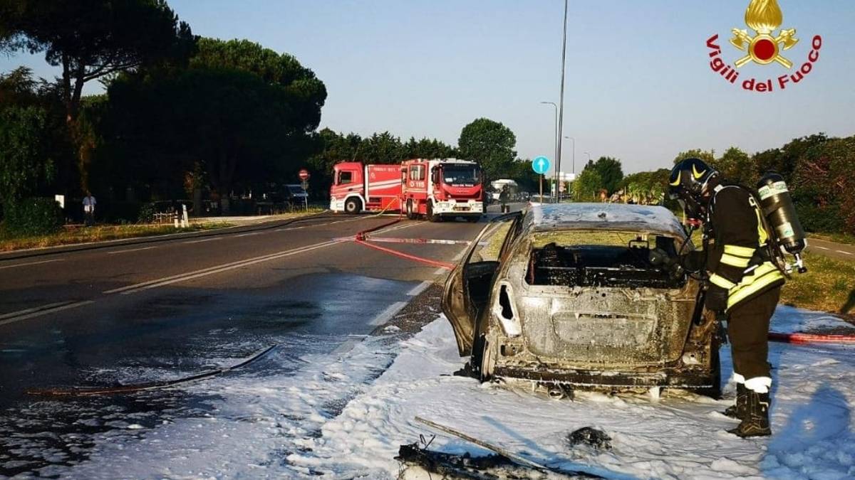 Ravenna, auto prende fuoco all'improvviso durante la marcia