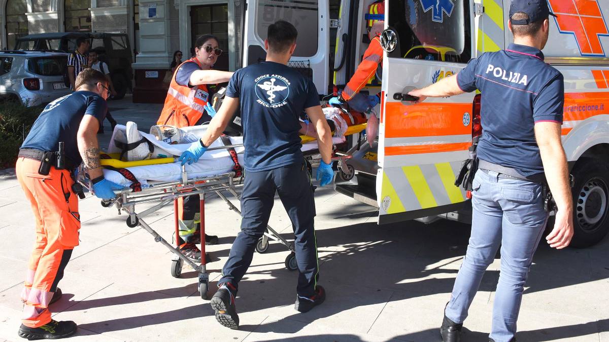 Rimini, paura in stazione: urta il treno in arrivo e rimbalza sulla banchina, è gravissimo FOTOGALLERY