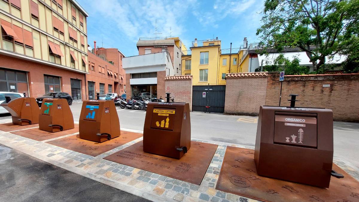 I cassonetti dei rifiuti in centro a Rimini