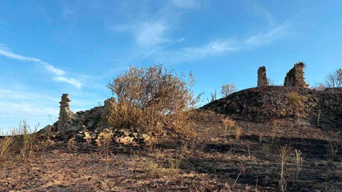 Civitella, chiesina salvata dalle fiamme da due abitanti ma parte un nuovo incendio. Le foto della devastazione GALLERY