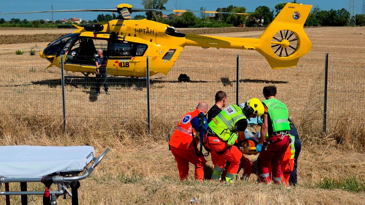 Riccione, tragico tamponamento in A14: muore un motociclista, gravissima la passeggera