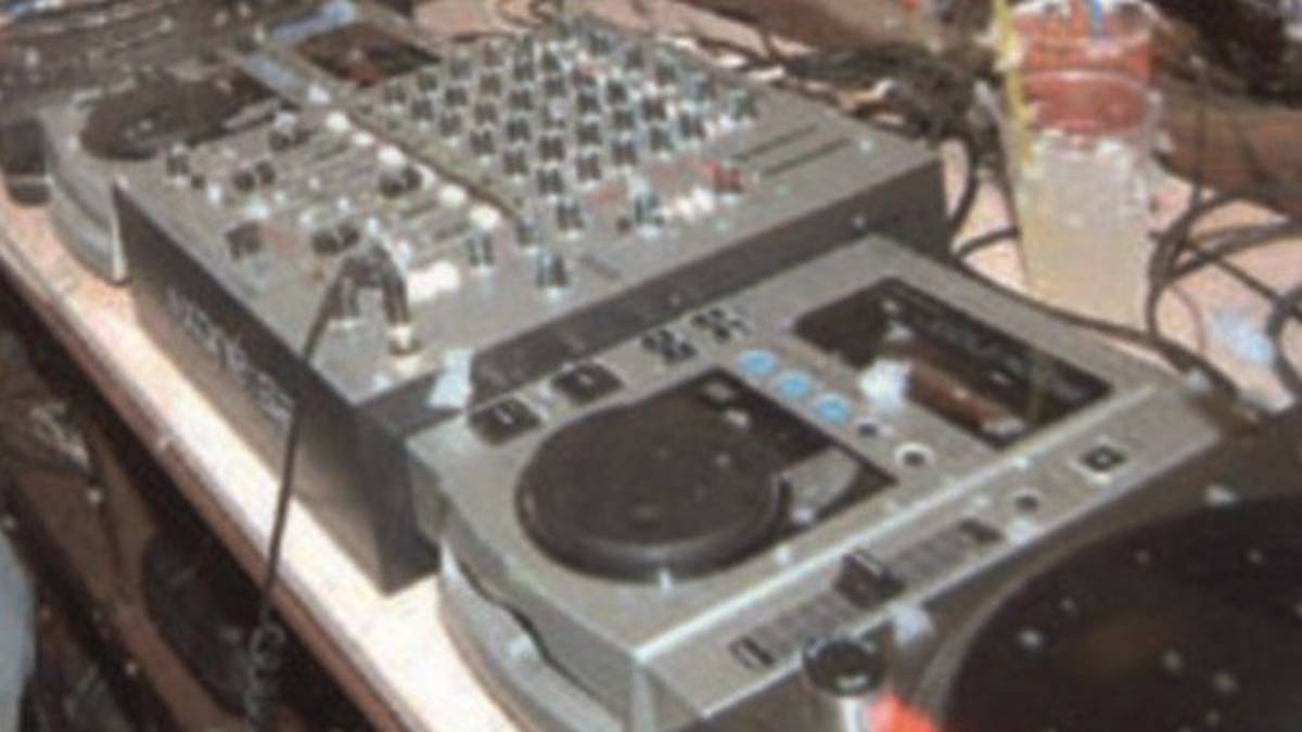 Playlist con 900 mp3 “pirata” al mare a Ravenna, assolto dj del locale