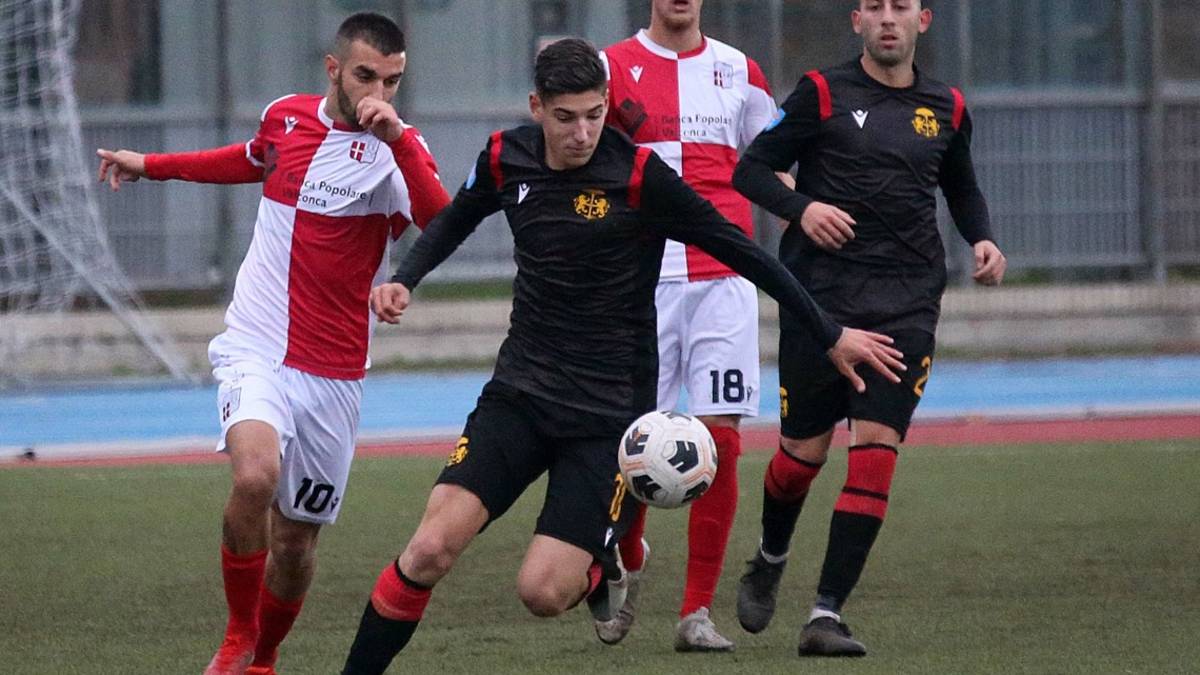 Calcio D, derby Ravenna-Rimini: divieto di vendita e consumo di alcol allo stadio