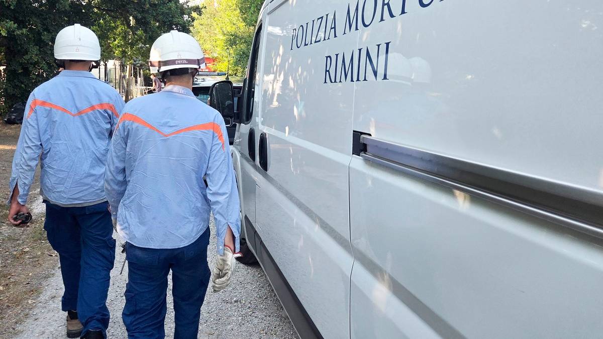 Rimini, uomo di 60 anni muore folgorato mentre cerca di liberare un cane