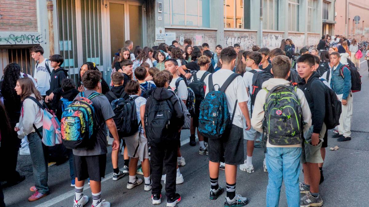 Gli alunni questa mattina alla scuola media dell’istituto comprensivo “San Pier Damiano” in via di Roma (Fiorentini)