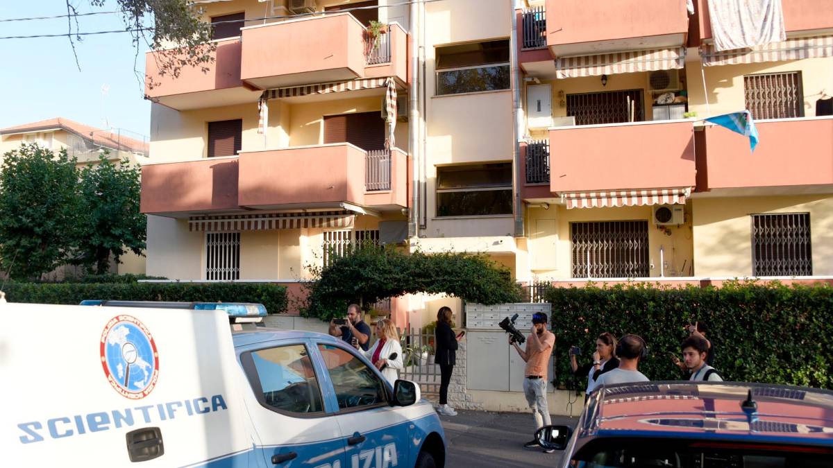 La Polizia davanti all’edificio durante uno dei numerosi sopralluoghi (foto Manuel Migliorini)