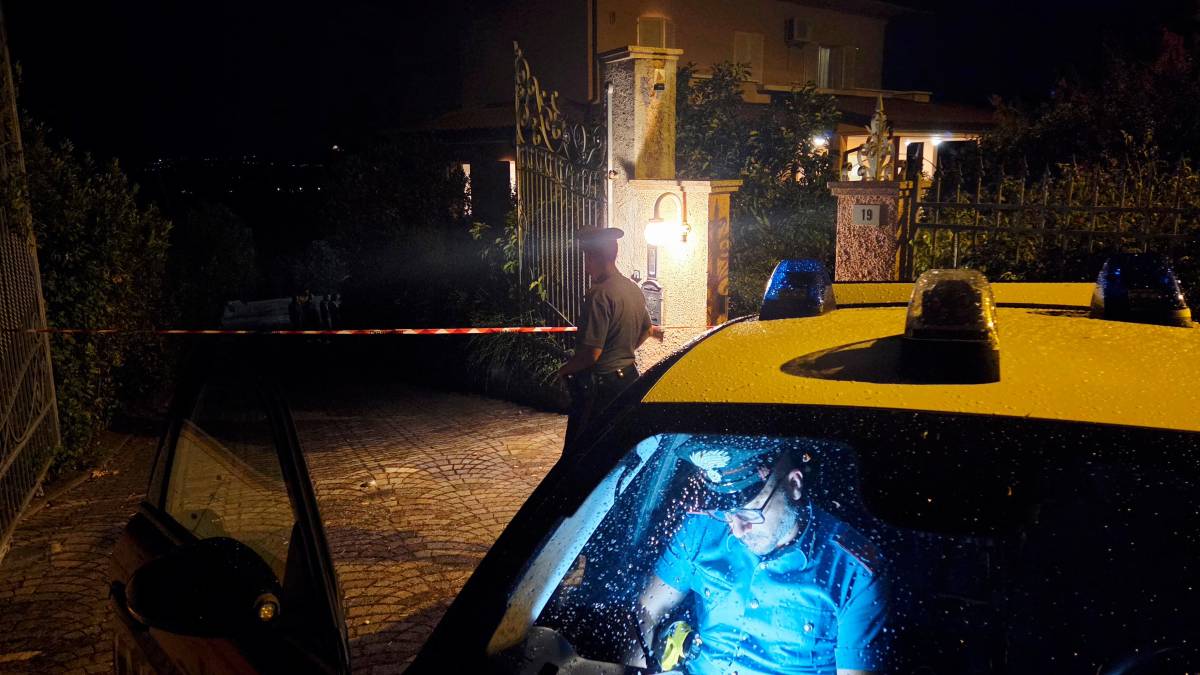 I carabinieri davanti alla villetta dove è stata uccisa la donna (foto Manuel Migliorini)