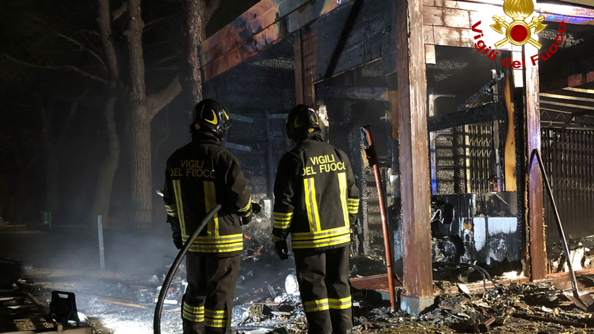 Cesenatico, incendio nella notte: distrutto il chiosco di fiori del cimitero - Gallery