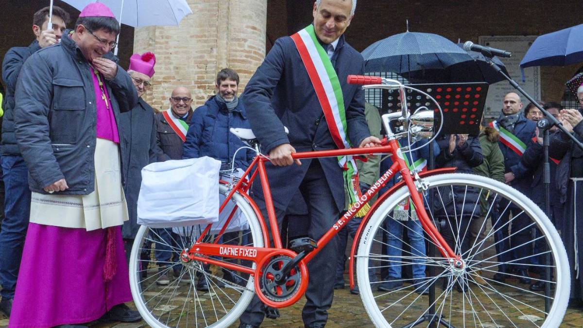 Rimini. Si insedia il vescovo Nicolò. Per lui una bici biancorossa VIDEO