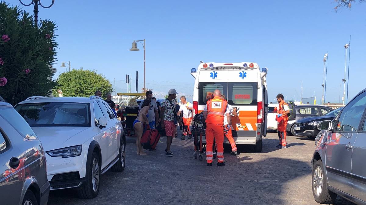 Cesenatico, si tuffa del pedalò nell'acqua bassa, giovane all'ospedale