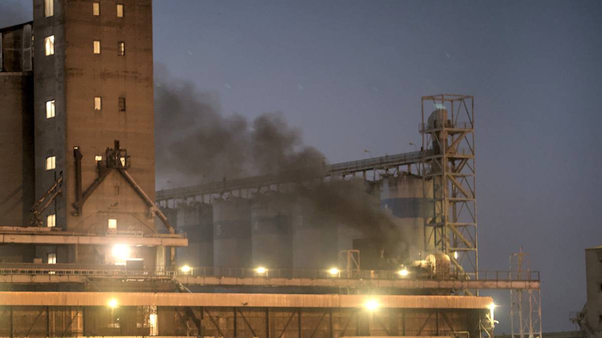 Ravenna, un vasto incendio alla Docks Cereali - Gallery