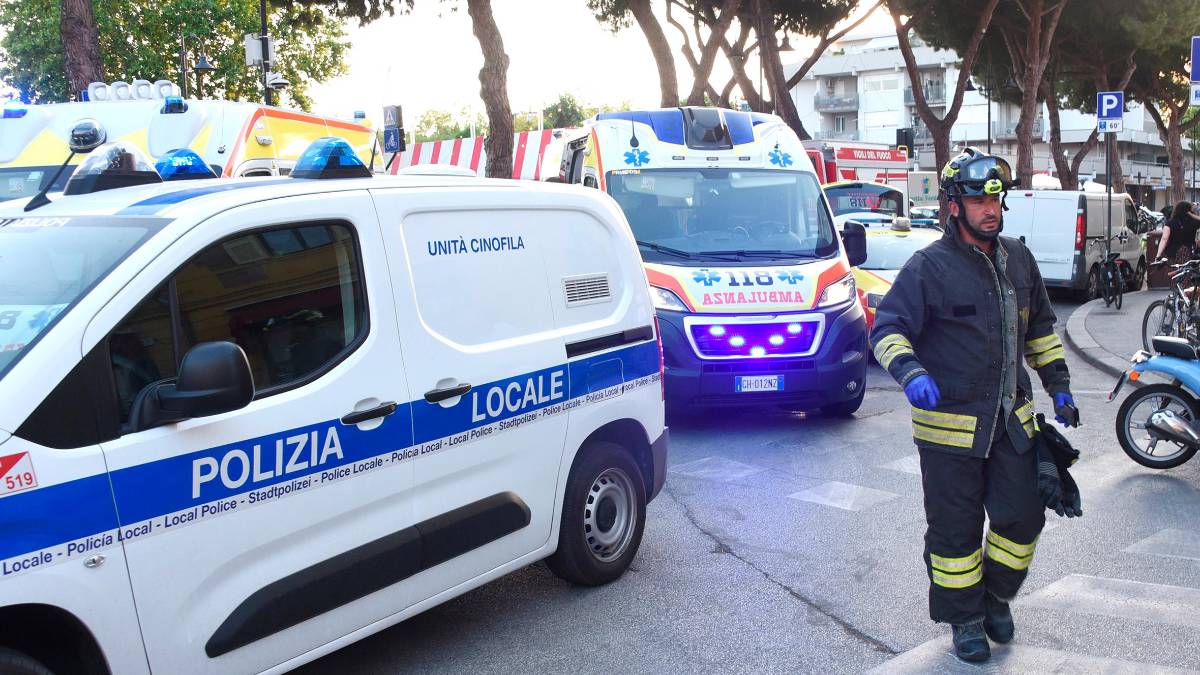 Rimini, si schianta contro tre auto nel Borgo San Giuliano: 5 persone ferite VIDEO GALLERY
