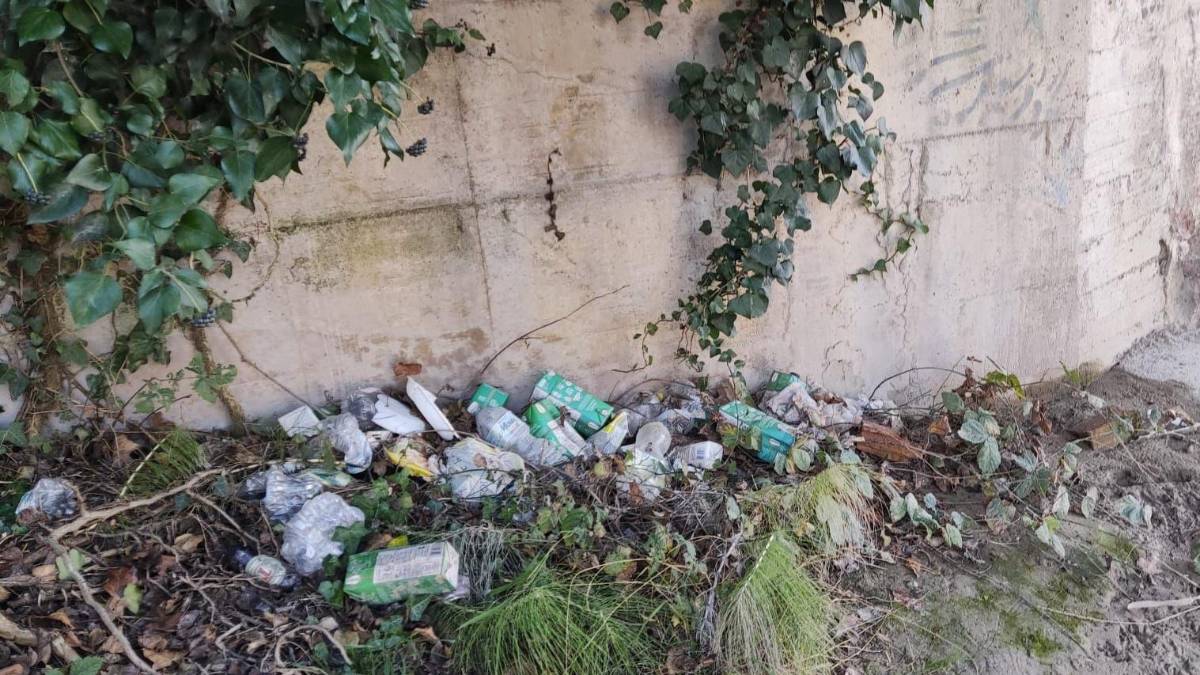 Forlì, la protesta: Alla chiusa del Rabbi riecco sporcizia e rifiuti