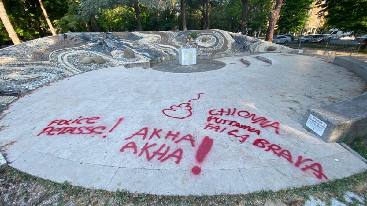 Ravenna, imbrattato il Parco della Pace. Il vicesindaco: Comune parte civile