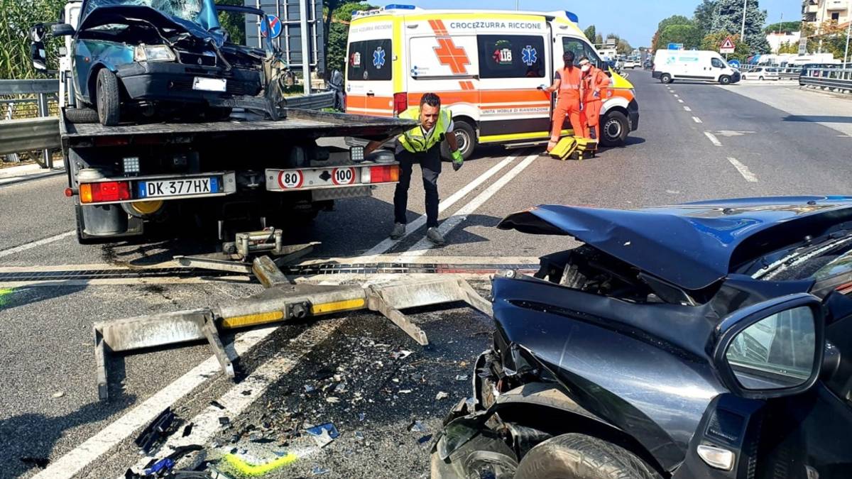 Rimini, incidente: frontale tra due auto, muore 70enne sammarinese VIDEO