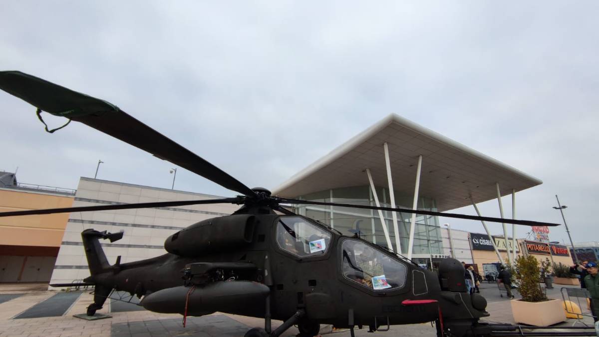 Rimini, un elicottero A 129 Mangusta in esposizione alle Befane