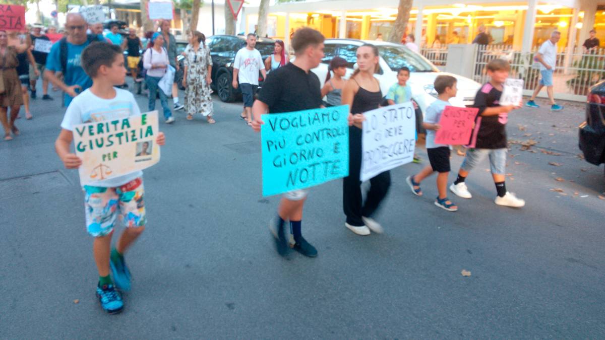 Cervia in strada a un mese dall’omicidio: «Giustizia per Nick»