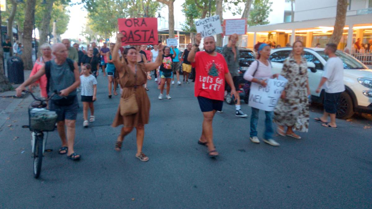 Cervia in strada a un mese dall’omicidio: «Giustizia per Nick»