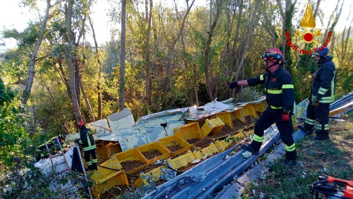 Cesena, incidente: camion carico di kiwi si ribalta sulla Secante, il conducente grave in ospedale