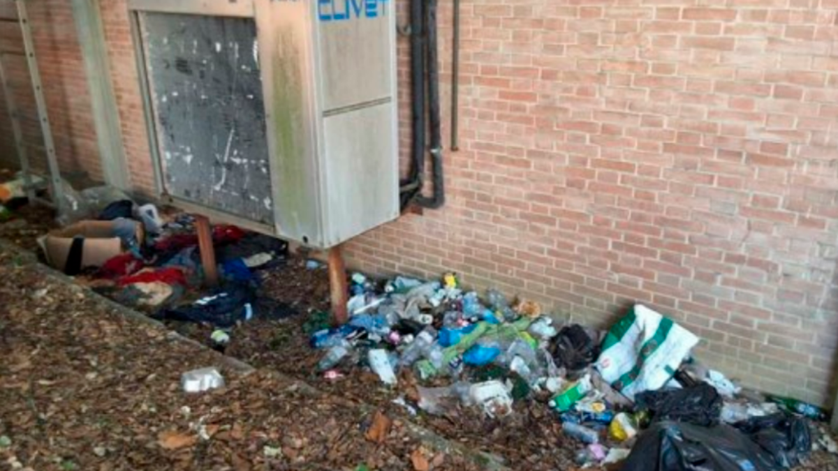 Cesena, degrado in Sobborgo Comandini: il sindaco ordina ai proprietari la pulizia e dispone la chiusura temporanea del parcheggio