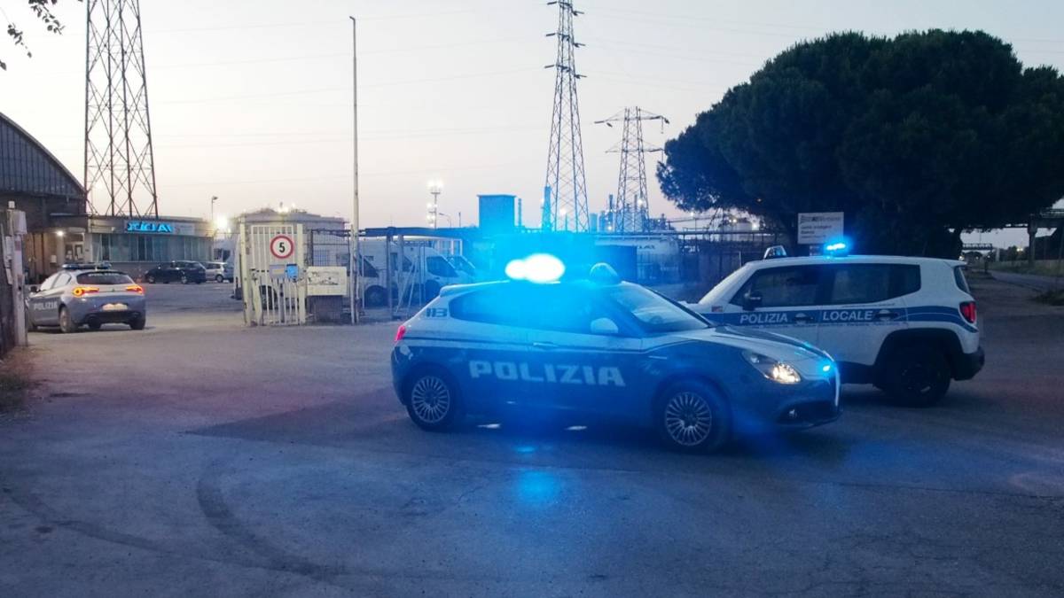 Ravenna, incendio di rifiuti alle Bassette. Vigili del fuoco in azione con tre squadre