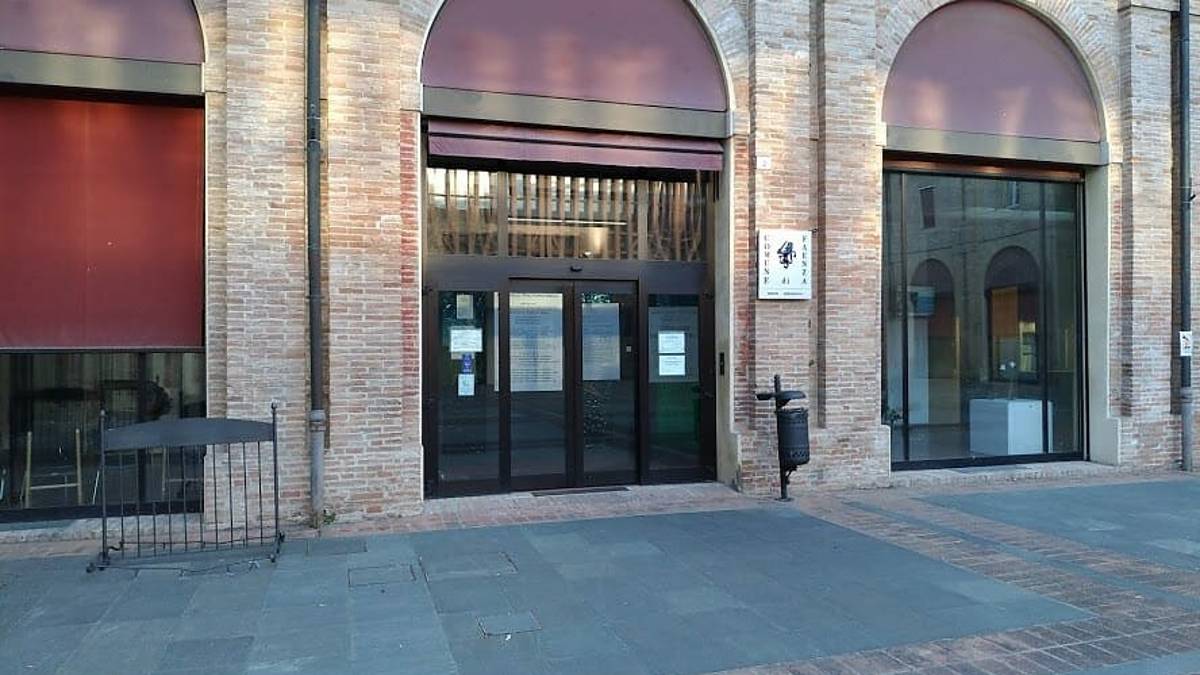 Faenza, i nuovi orari di accesso al Comune da Piazza Nenni