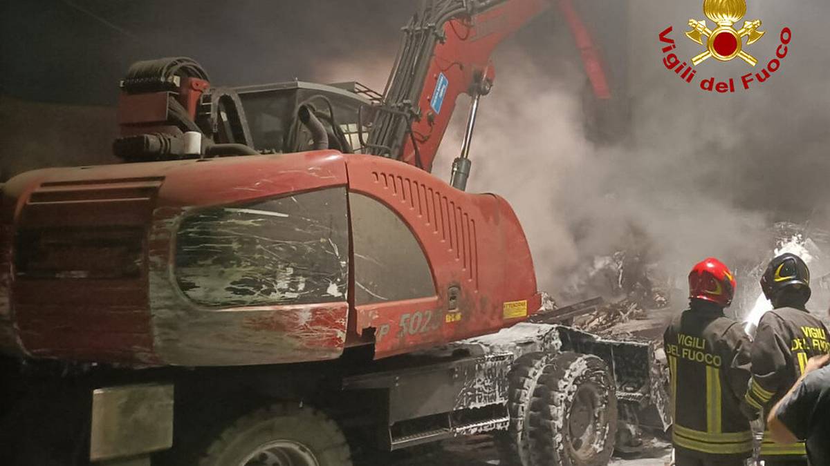 Gambettola, i Vigili del Fuoco domano un incendio nella notte in una azienda
