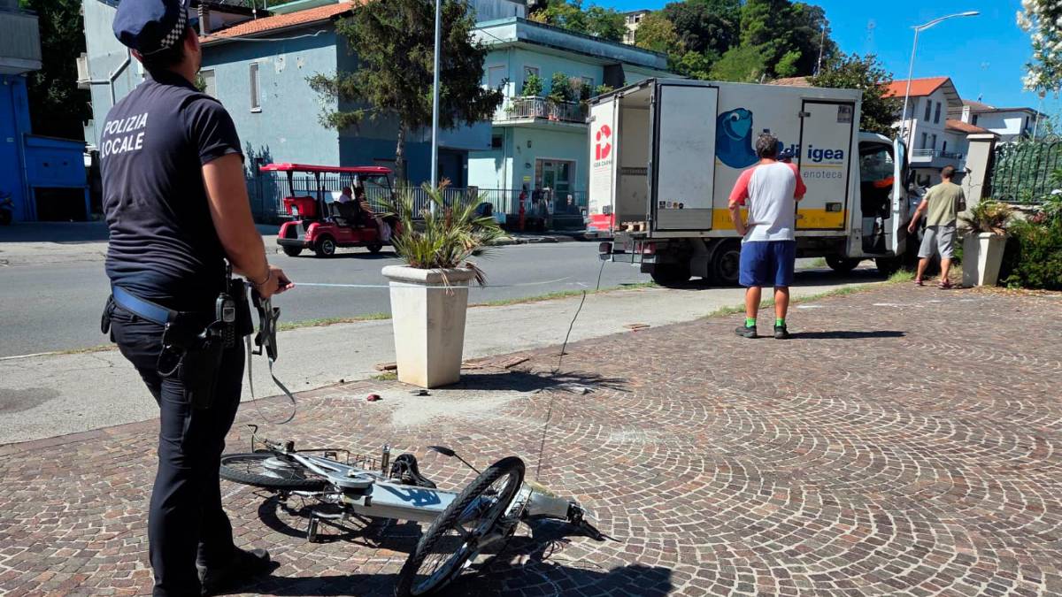 Cattolica, incidente: investita da un autocarro in sella alla bici elettrica, una donna in ospedale
