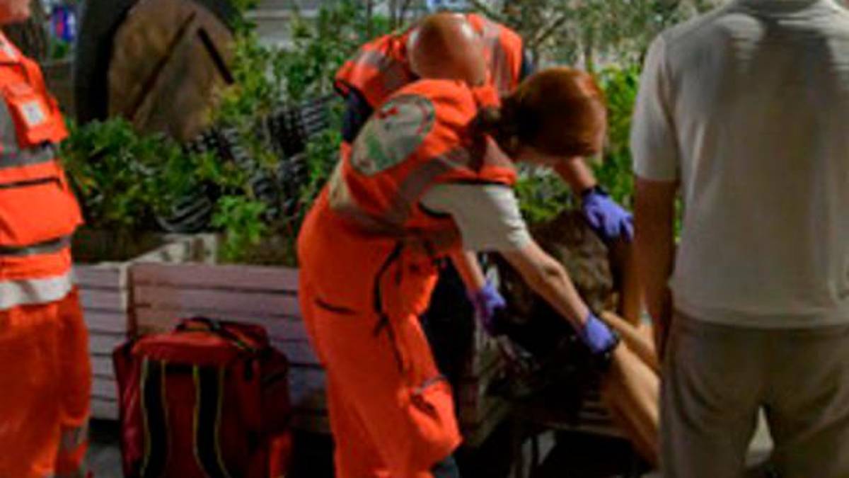 I soccorsi a una giovane fuori dal locale sabato scorso