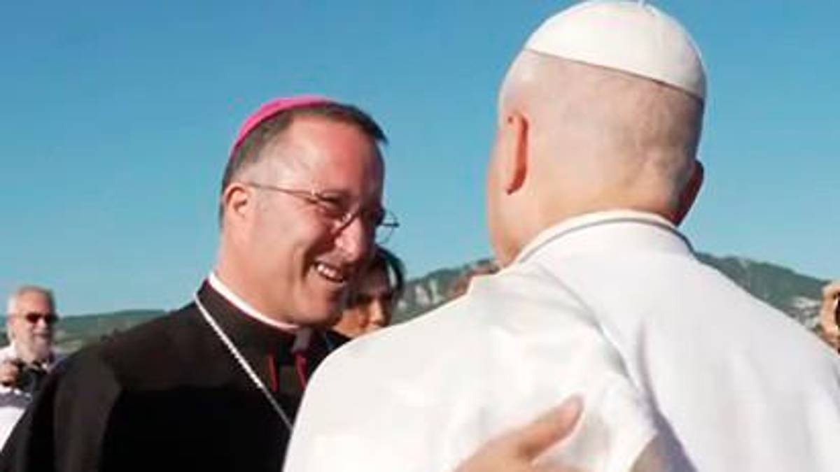 Papa Leone XIV è atterrato a San Marino: subito una carezza ai fedeli presenti all’arrivo