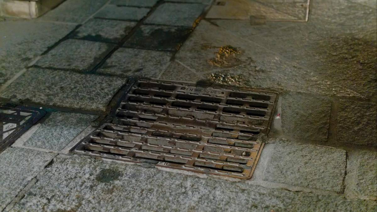 Il tombino usato per l’effrazione