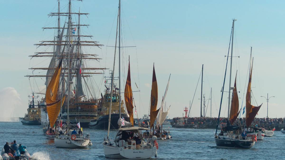 Ravenna. L’Amerigo Vespucci saluta tra le note della banda e un corteo di 150 imbarcazioni FOTOGALLERY