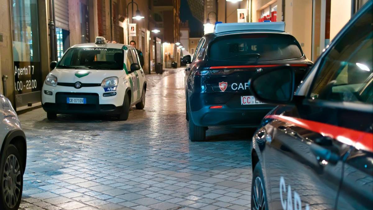 Ravenna, per rubare 20 euro di alcolici spacca la vetrina con 3mila euro di danni: fermato nella notte