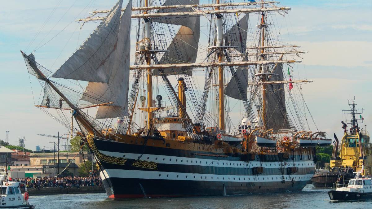 Ravenna. L’Amerigo Vespucci saluta tra le note della banda e un corteo di 150 imbarcazioni FOTOGALLERY