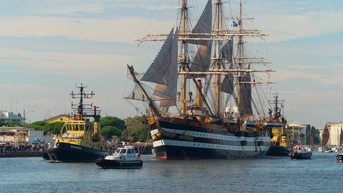 Ravenna. L’Amerigo Vespucci saluta tra le note della banda e un corteo di 150 imbarcazioni FOTOGALLERY